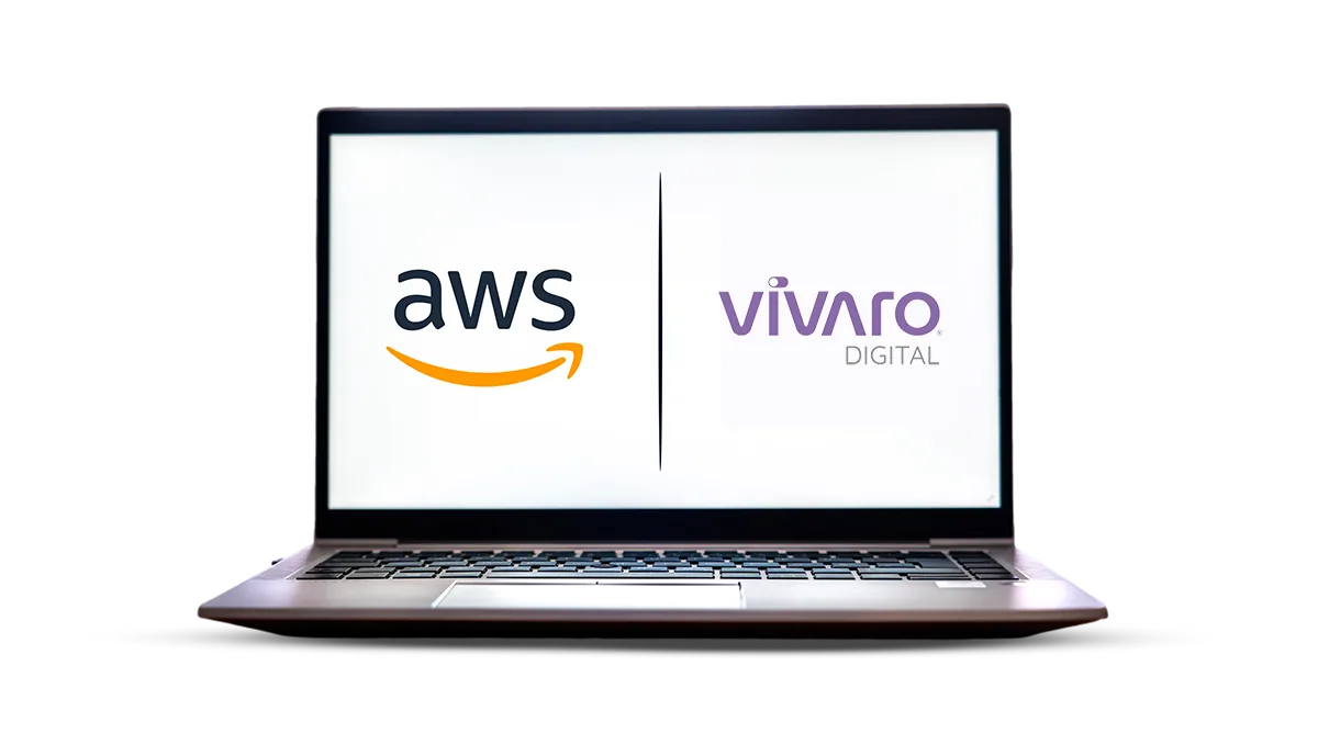 Laptop mostrando los logotipos de AWS y Vívaro Digital