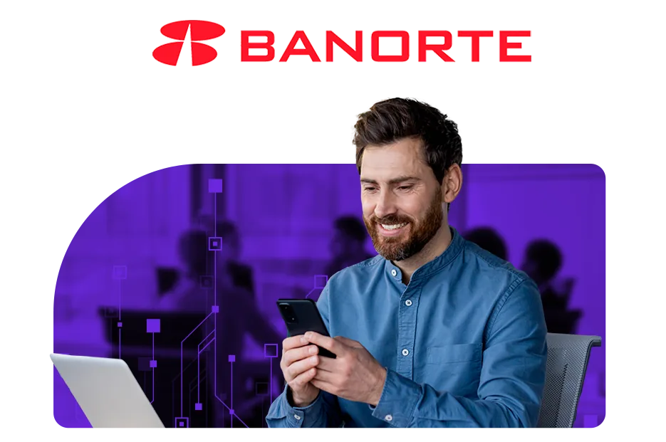 Colaborador de Banorte viendo contenido en su teléfono