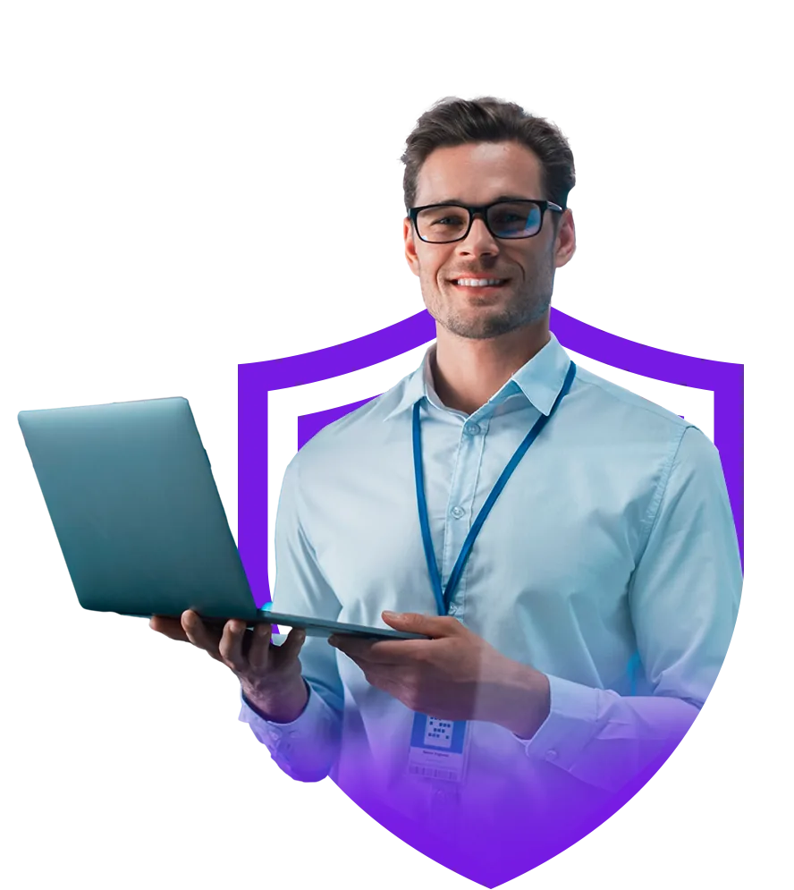 Especialista con laptop frente a un escudo de seguridad